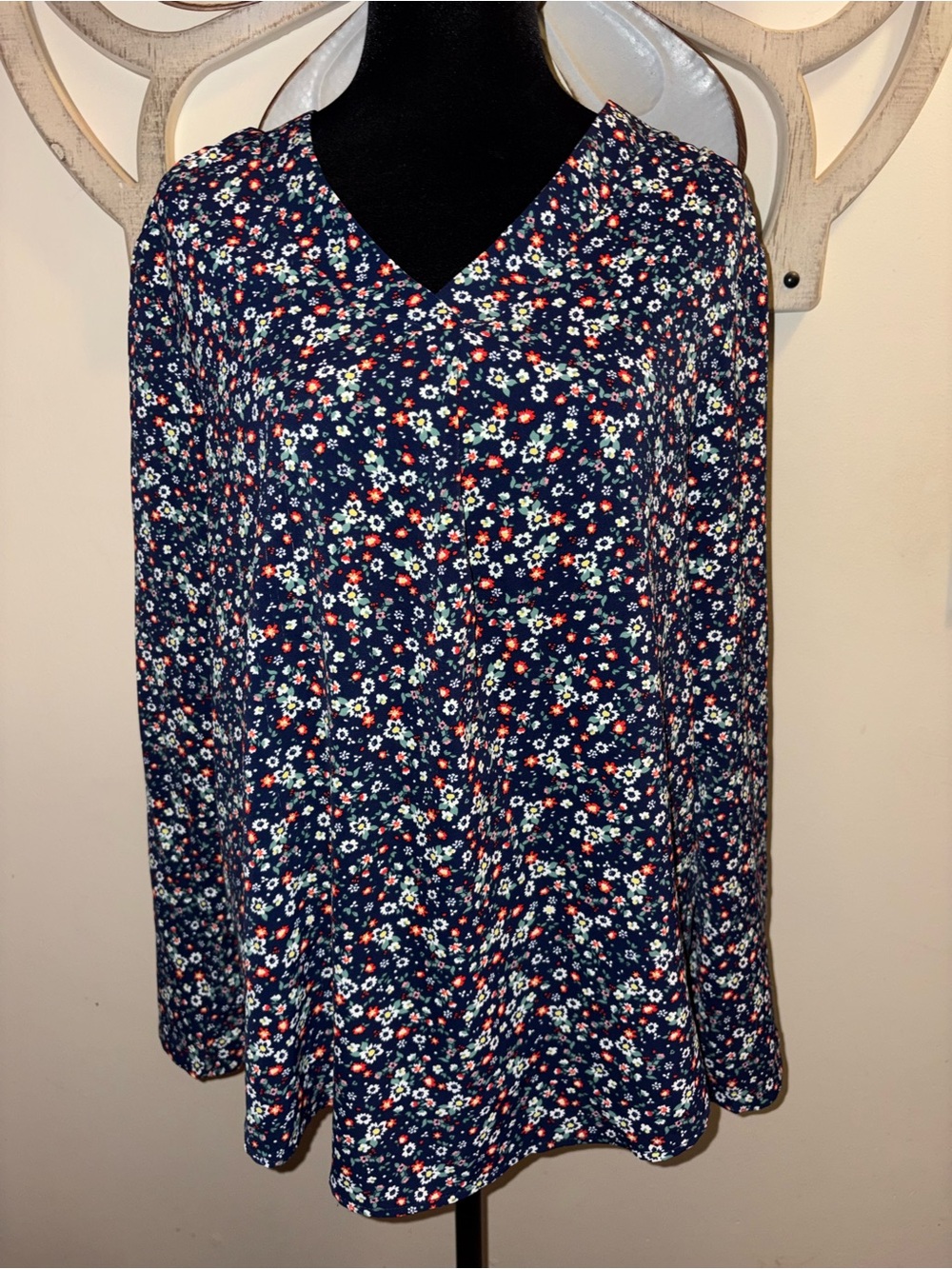 Que Zhu Navy Blue Ditsy Floral V-Neck Blouse - Size Medium